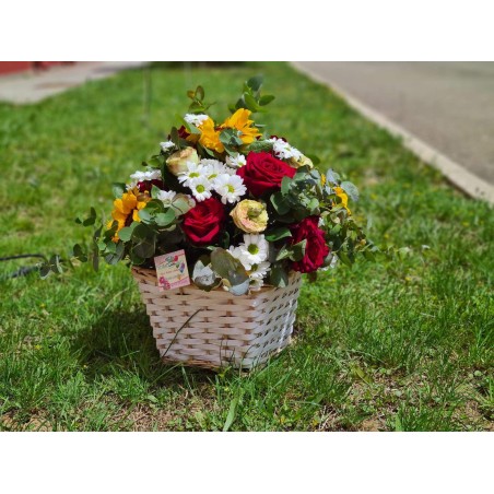Cesto di Fiori Misti su vaso in vimini